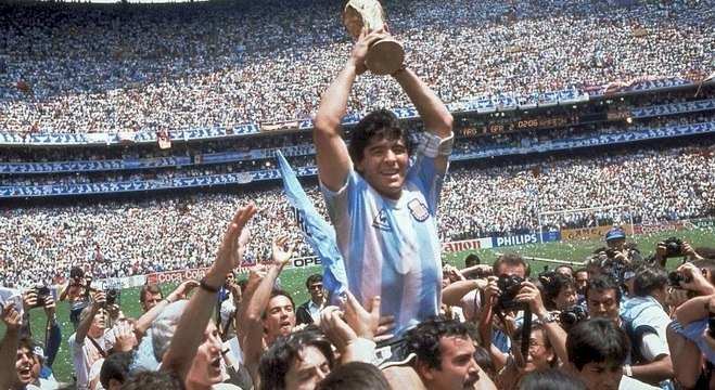 Morre o mito Diego Maradona